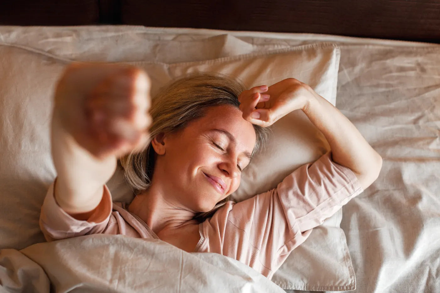 Frau erholt sich morgens